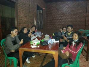 ini dia, tampang-tampang kedinginan keluar dari bis di tempat perhentian.