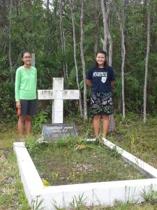 ini nih, makamnya Romo Valentino yang kau bilang tadi.