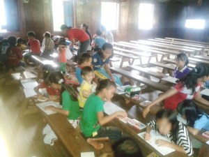 Ini waktu mereka mewarnai kartu paskah 