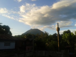 Pemandangan di depan gereja! yang kelihatan itu bukit Limau namanya :P